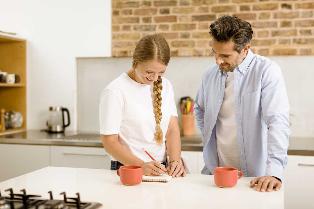 žena s mužem v kuchyni